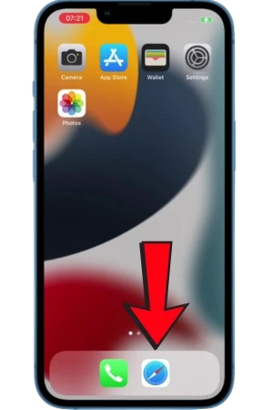 iPhone met het beginscherm, waar een rode pijl naar Safari in het dock wijst als eerste stap voor de installatie van Wino Casino.