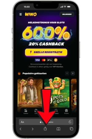 Mobiele site van Wino Casino geopend in Safari, met een pijl naar het deelicoon onderaan de browser.